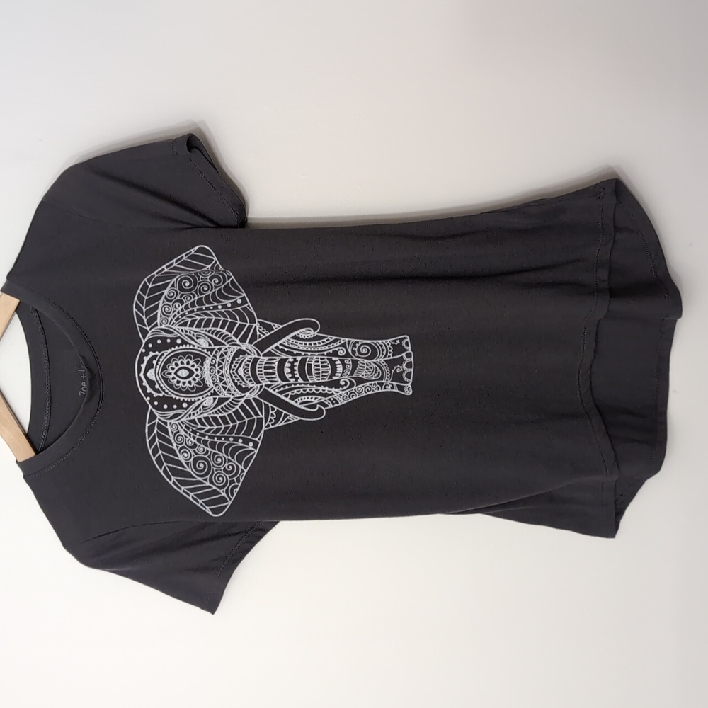 Zoe & Liv Medium Vintage Elephant Tribal Print Short Sleeve Grey T Shirt.
